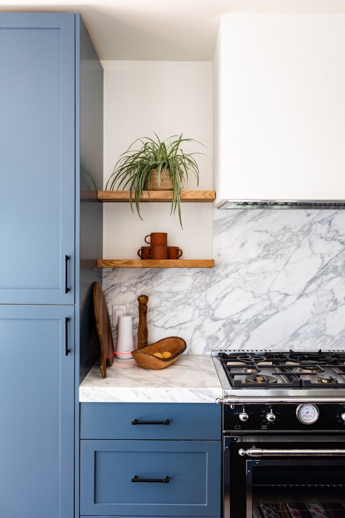 10 Stunning Cabinet Colors that Pair Perfectly with Black Appliances